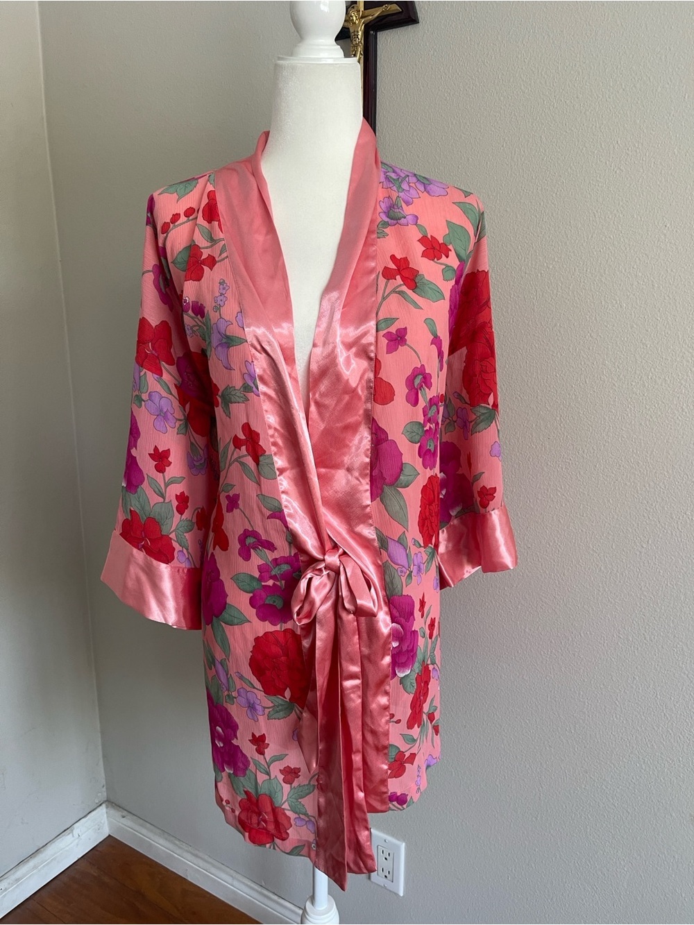 Victoria's Secret Vintage 90’s Pink Floral Satin-Trim Short Kimono Robe
